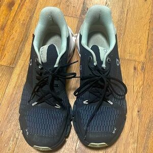 ON Running CLOUDFLYER Women’s 8 Running Shoes , good used condition
